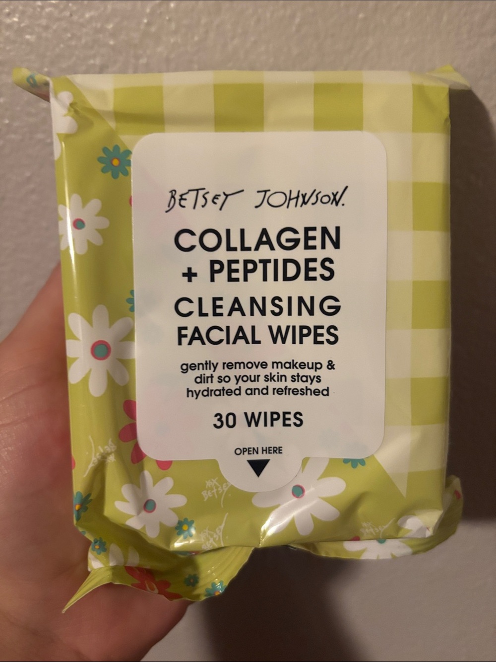 Betsey Johnson Collagen + Peptides Cleansing Facial Wipes - Lime Green Floral